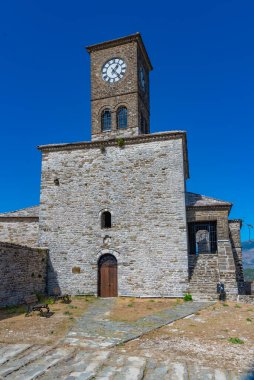 Arnavutluk 'taki Gjirokaster şatosunun içindeki saat kulesi