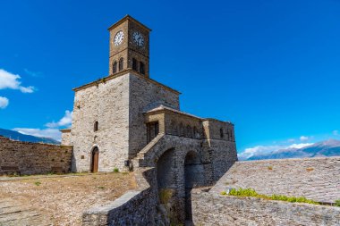 Arnavutluk 'taki Gjirokaster şatosunun içindeki saat kulesi