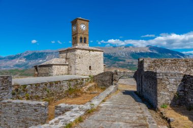 Arnavutluk 'taki Gjirokaster şatosunun içindeki saat kulesi