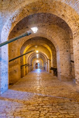 Arnavutluk 'un Cirokaster şatosunun içinde askeri topların sergilendiği koridor