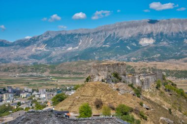 Arnavutluk 'taki Cirokaster şatosunun hava manzarası