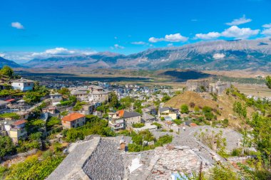 Arnavutluk 'taki Cirokaster şatosunun hava manzarası