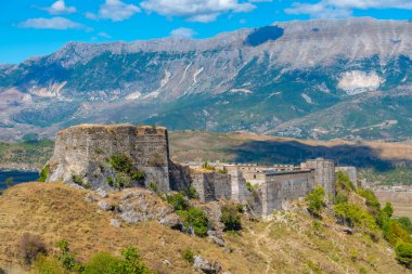 Arnavutluk 'taki Cirokaster şatosunun hava manzarası