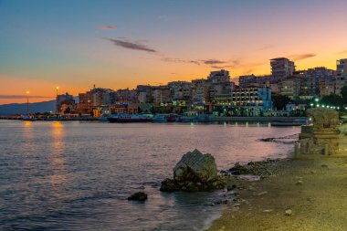 Arnavutluk 'un Sarande plajındaki bir Roma anıtının yıkılması