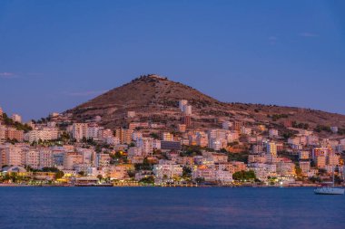 Arnavutluk 'un Lekuresi şatosuyla Sarande' nin deniz manzarası