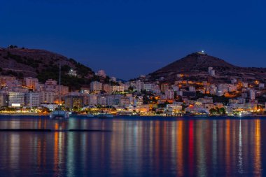 Arnavutluk 'un Lekuresi şatosuyla Sarande' nin deniz manzarası