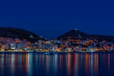 Arnavutluk 'un Lekuresi şatosuyla Sarande' nin deniz manzarası