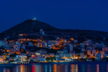 Arnavutluk 'un Lekuresi şatosuyla Sarande' nin deniz manzarası