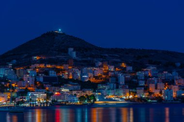 Arnavutluk 'un Lekuresi şatosuyla Sarande' nin deniz manzarası