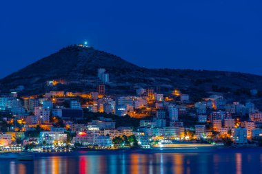 Arnavutluk 'un Lekuresi şatosuyla Sarande' nin deniz manzarası