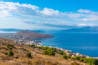 Arnavutluk 'taki yırtık pırtık Sarande kıyı şeridinin havadan görünüşü