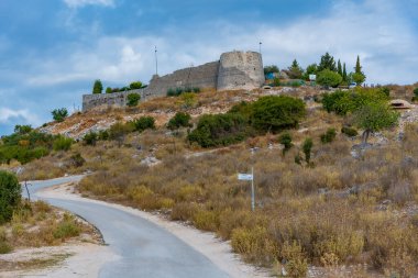 Arnavutluk 'un Sarande kentindeki Lekuresi kalesi