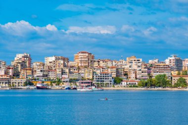 Arnavut kenti Sarande 'nin deniz manzarası
