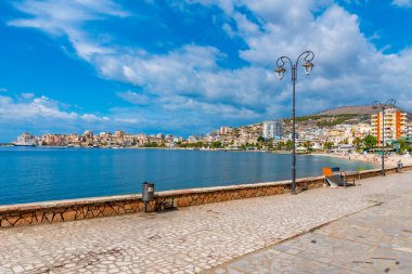 Arnavutluk 'un Sarande kentinde deniz kenarında gezinti