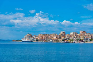 Arnavut kenti Sarande 'nin deniz manzarası