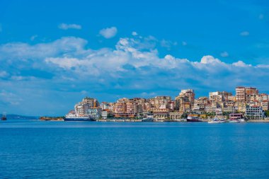 Arnavut kenti Sarande 'nin deniz manzarası