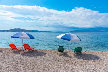 Arnavutluk 'un Sarande kentinde boş bir plaj manzarası