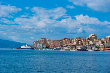 Arnavut kenti Sarande 'nin deniz manzarası