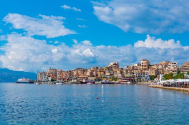 Arnavut kenti Sarande 'nin deniz manzarası