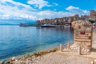Arnavutluk 'un Sarande plajındaki bir Roma anıtının yıkılması