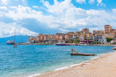 Arnavutluk 'un Sarande kentinde boş bir plaj manzarası
