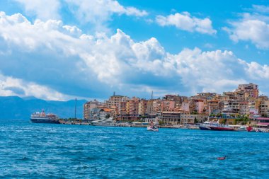 Arnavut kenti Sarande 'nin deniz manzarası
