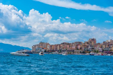 Arnavut kenti Sarande 'nin deniz manzarası