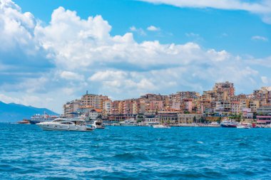 Arnavut kenti Sarande 'nin deniz manzarası