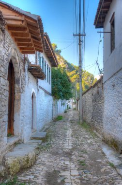 Arnavutluk 'un Berat kentindeki Dar Sokak