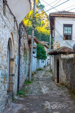 Arnavutluk 'un Berat kentindeki Dar Sokak