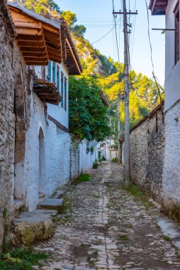 Arnavutluk 'un Berat kentindeki Dar Sokak