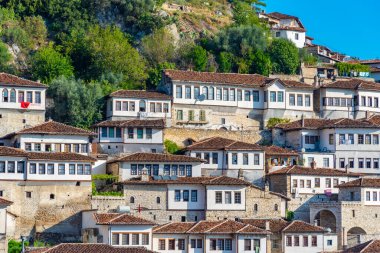 Berat 'ta geleneksel evler, nam-ı diğer Arnavutluk' un binlerce pencereli kenti