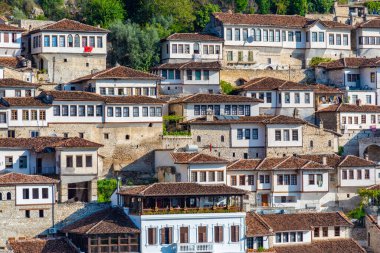 Berat 'ta geleneksel evler, nam-ı diğer Arnavutluk' un binlerce pencereli kenti