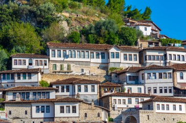 Berat 'ta geleneksel evler, nam-ı diğer Arnavutluk' un binlerce pencereli kenti