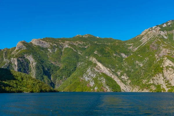 阿尔巴尼亚科曼湖美丽的风景 — 图库照片