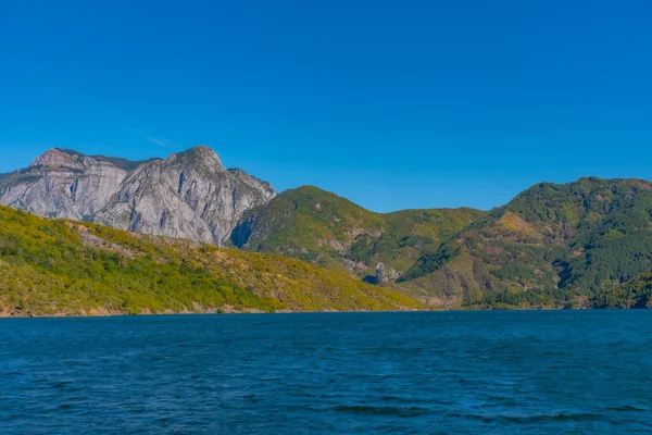 Hermoso Paisaje Del Lago Koman Albania — Foto de Stock