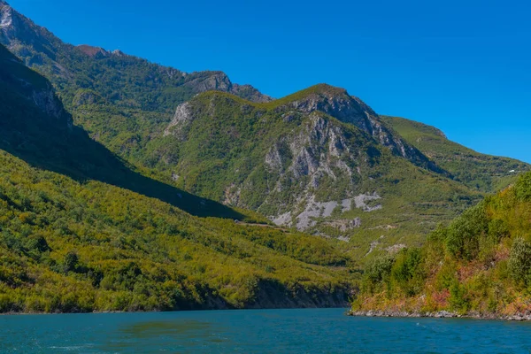 Όμορφο Τοπίο Της Λίμνης Κομάν Στην Αλβανία — Φωτογραφία Αρχείου
