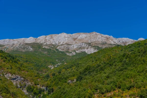 从阿尔巴尼亚科曼湖看被诅咒的山脉 — 图库照片
