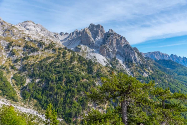 アルバニアのヴァルボナ テースハイキングコースから見える 精度の高い山々の美しい風景 — ストック写真