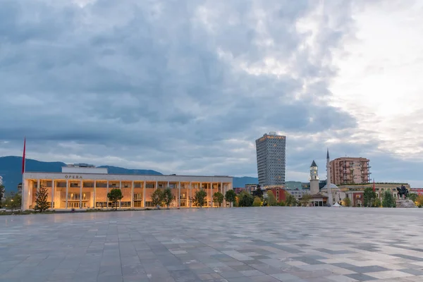 アルバニアのティラナにあるSkander請文広場の文化宮殿の夕日の景色 — ストック写真