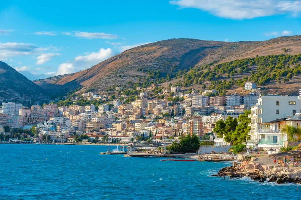Arnavutluk 'un Sarande kentinin deniz manzarası