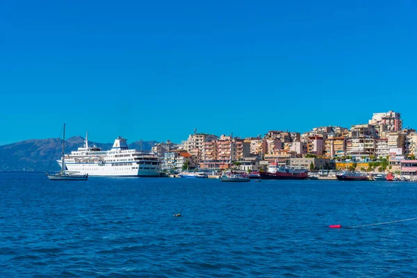 Arnavut kenti Sarande 'nin deniz manzarası