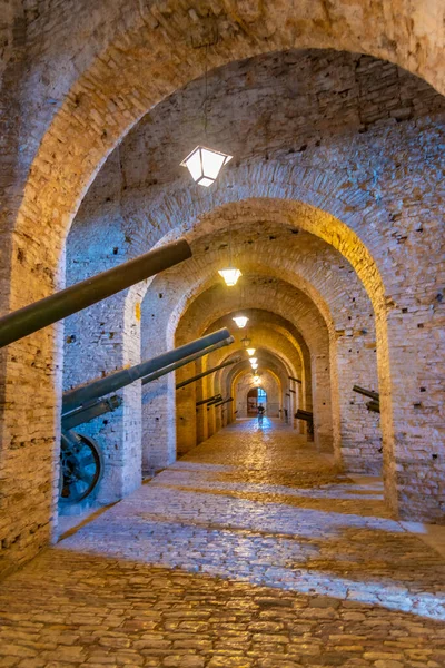 Corridoio All Interno Del Castello Gjirokaster Con Esposizione Cannoni Militari — Foto Stock