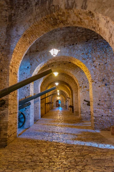 Corridoio All Interno Del Castello Gjirokaster Con Esposizione Cannoni Militari — Foto Stock