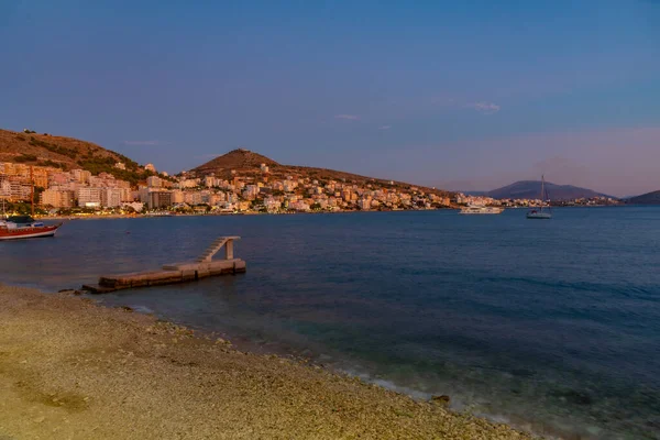 Ηλιοβασίλεμα Μια Άδεια Παραλία Στο Σαράντ Της Αλβανίας — Φωτογραφία Αρχείου