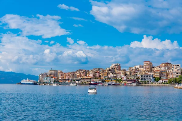 Arnavut kenti Sarande 'nin deniz manzarası