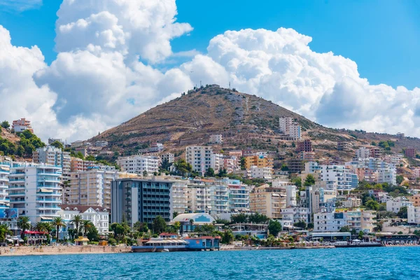 Arnavutluk 'un Lekuresi şatosuyla Sarande kıyısında