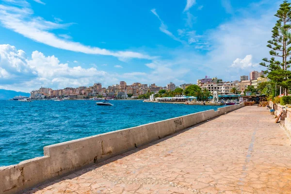 Arnavutluk 'un Sarande kentinde deniz kenarında gezinti