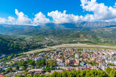 Arnavutluk 'un Berat kentindeki Osum nehrinin hava manzarası