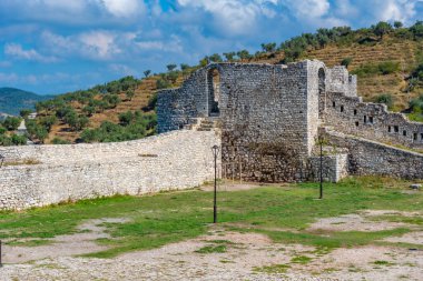 Arnavutluk 'taki Berat şatosunun girişini koruyan kule